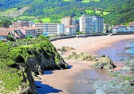 Varios chalés se asoman al mar en el controvertido acantilado de Peñas Rojas.