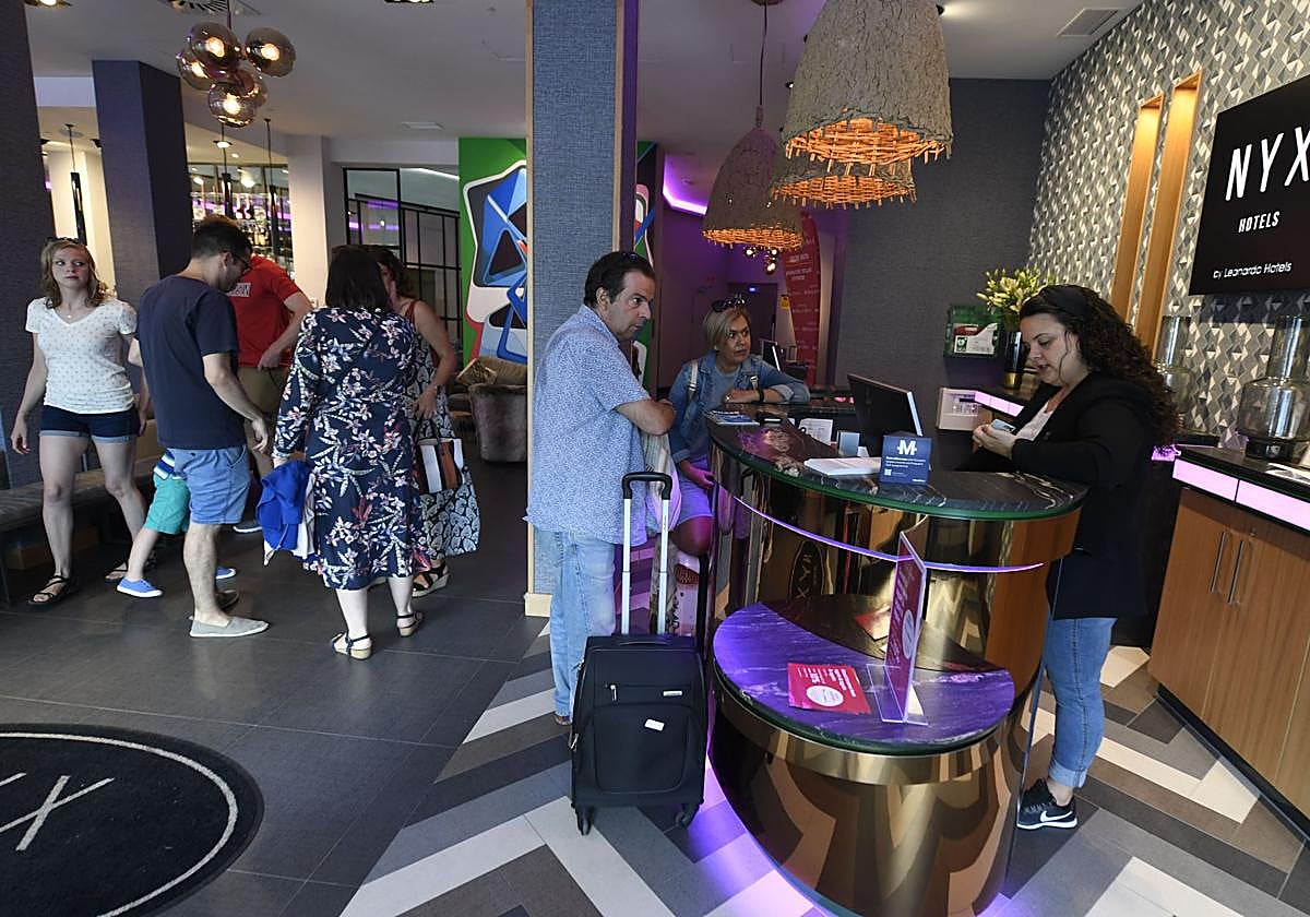 Un grupo de turistas, en la recepción de un hotel en Bilbao.