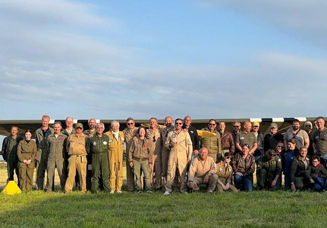 Los integrantes del escuadrón internacional que tomó parte en el homenaje a los 'L-Birdos'.