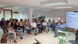 Vecinos de Aulesti en la última reunión celebrada para constratar opiniones sobre el transporte.