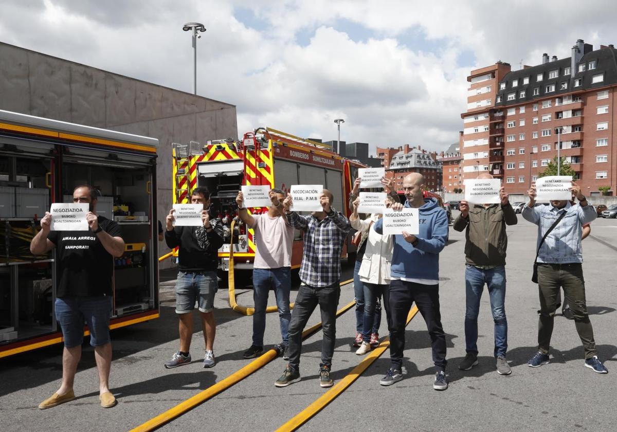 Bomberos y policías locales intentan boicotear un acto de la concejala en el parque de Miribilla