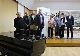 Juanjo Mena, Asier Polo, Carlos Mena, Gabriel Erkoreka, las responsables forales y Oriol Roch, de la EO, en la presentación del disco.
