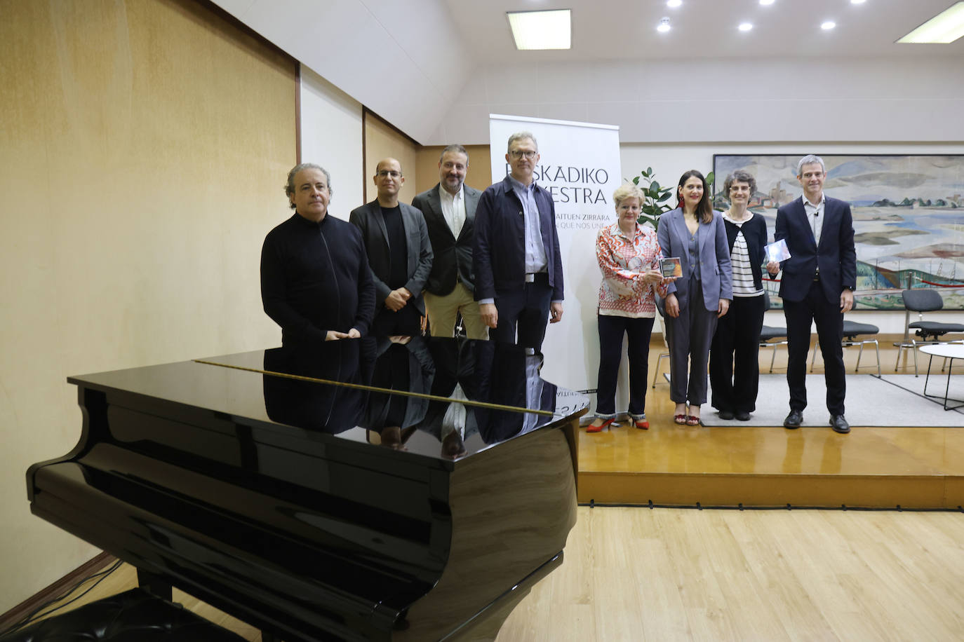 Juanjo Mena, Asier Polo, Carlos Mena, Gabriel Erkoreka, las responsables forales y Oriol Roch, de la EO, en la presentación del disco.