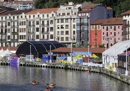 Recinto de txosnas en El Arenal durante la Aste Nagusia.