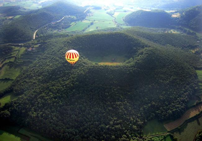 Globo aerostático sobrevuela el volcán de Santa Margarida, en La Garrotxa.