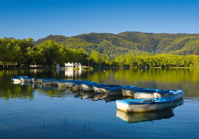 Barcas en el Lago de Banyoles.