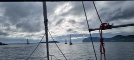 Los veleros han soltado amarras desde Bermeo para dirigirse hacia el puerto de Santurtzi.