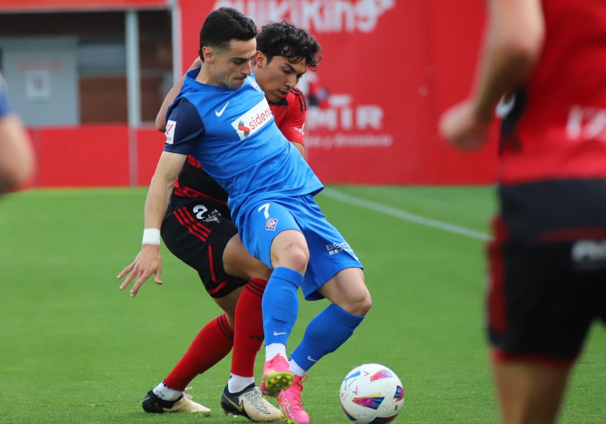 Jonathan Gómez encima a Dorrio en el último partido.