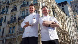 José María Goñi y Martín Berasategui posan con el icónico edificio que alberga El Club Allard.