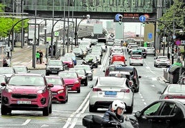 Tráfico en la entrada a Bilbao por los túneles de San Mamés.