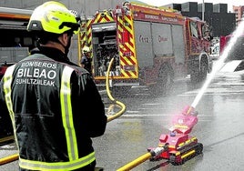 El robot comprado por el Ayuntamiento de Bilbao fue utilizado ayer durante una exhibición en Miribilla.