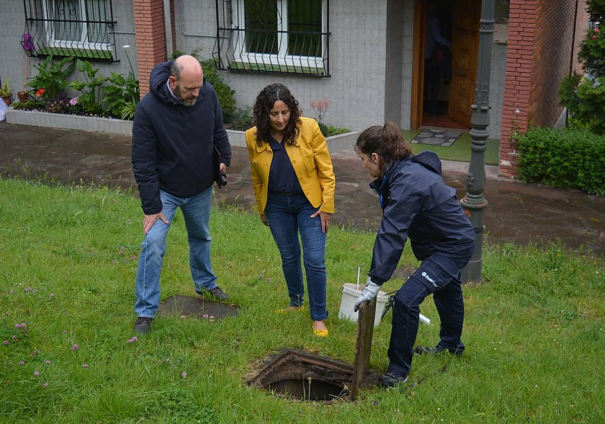 Imagen de la revisión este martes de unas de las arquetas de Sestao.