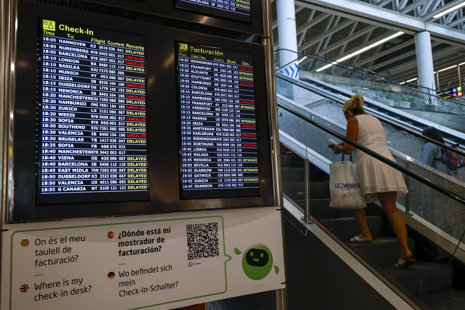 Imagen secundaria 2 - Una impresionante tromba de agua inunda el aeropuerto de Palma y cancela dos vuelos de Bilbao