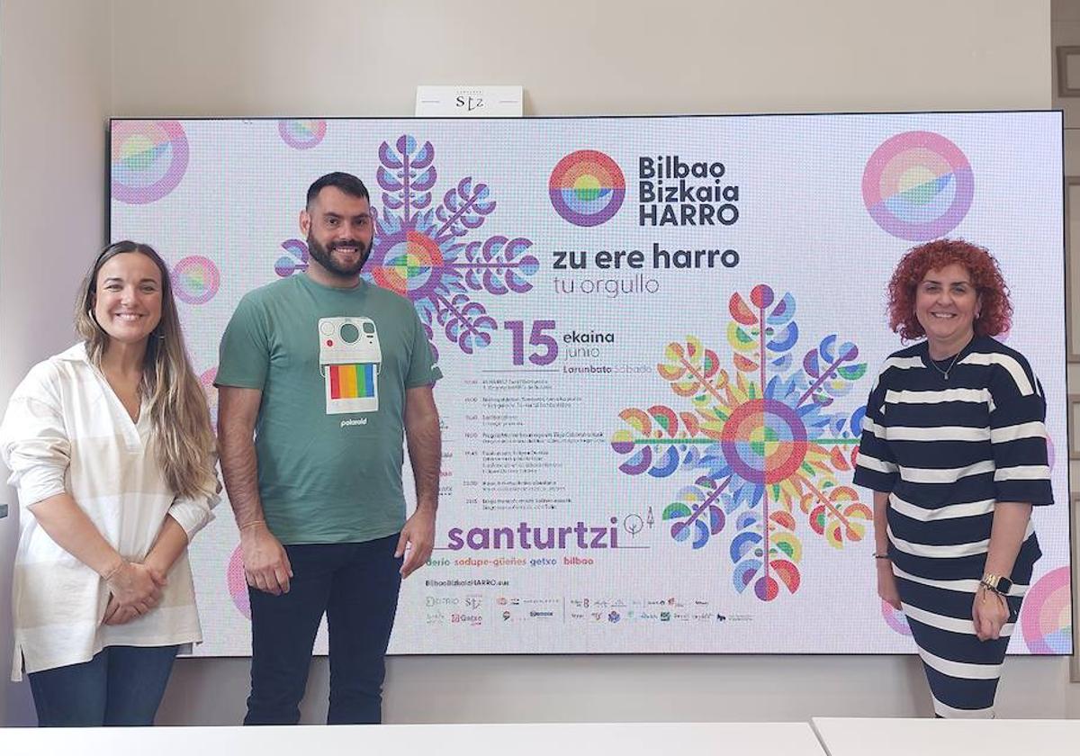 La edil de Acción Social e Igualdad, Ixone Andreu; Aratz Castro, coordinador de Bilbao Bizkaia Harro; y la alcaldesa, Karmele Tubilla, presentan el programa.