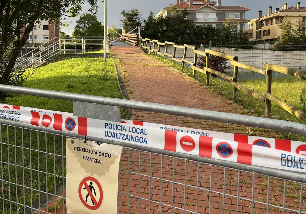 La pasarela que conecta la calle Lizarre y Bultzibide cerrada al paso.