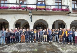 Empleados de la plantilla del Ayuntamiento de Gernika durante la rueda de prensa ofrecida ayer frente al Consistorio de la villa foral.