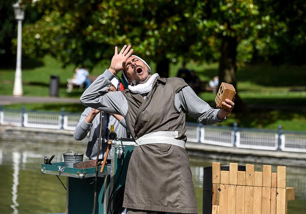 Los actores de Ganso y Cía en el parque de Doña Casilda.