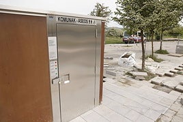 Uno de los últimos baños públicos se ha instalado en el entorno del Anillo Verde de Salburua.