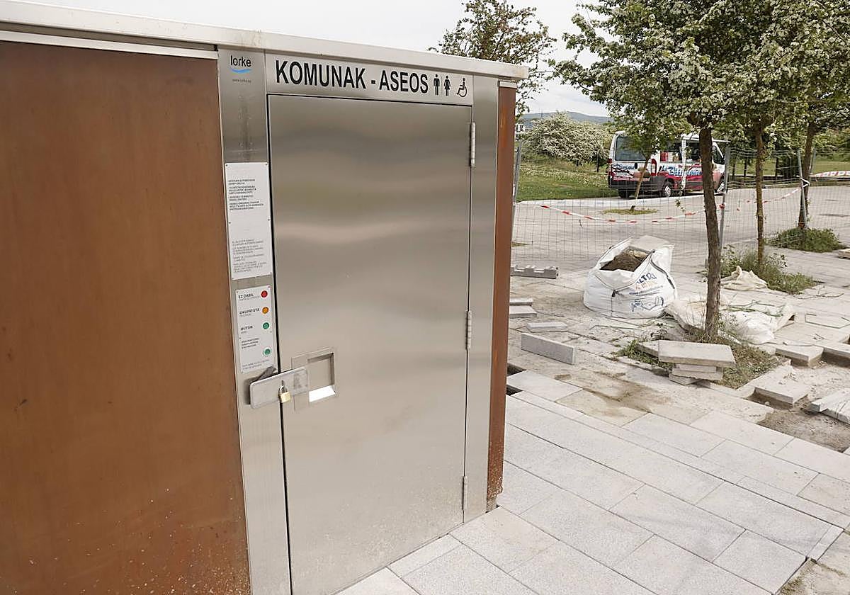 Uno de los últimos baños públicos se ha instalado en el entorno del Anillo Verde de Salburua.