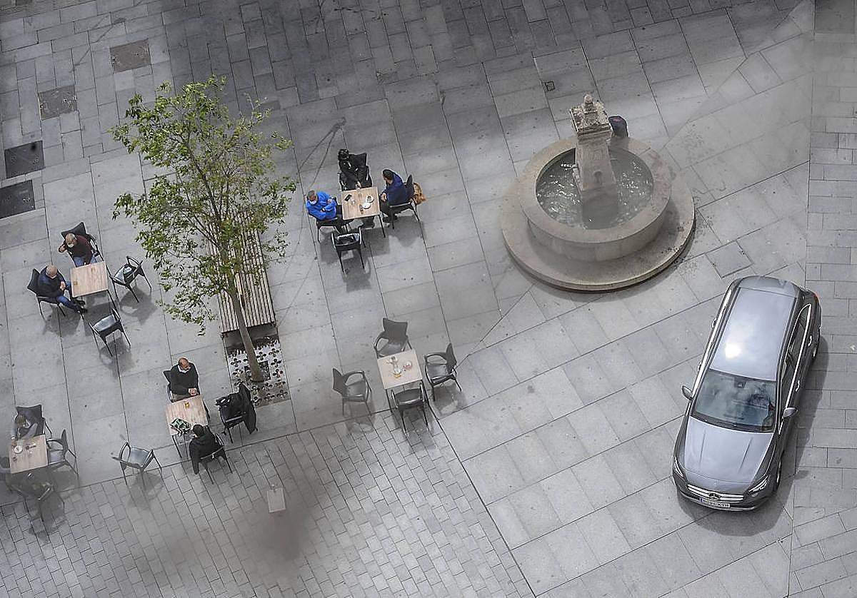 La medida pretende acabar con el tráfico de paso por la 'almendra' y parte del Ensanche.