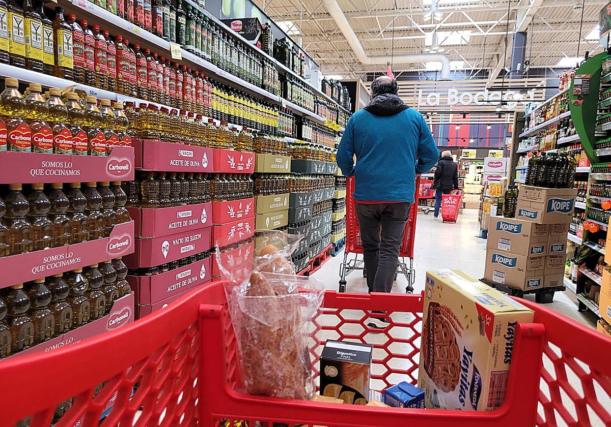 Una persona haciendo la compra en un supermercado de Euskadi