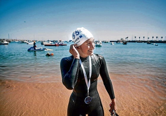 La nadadora Andrea de la Hera entrena seis días a la semana.