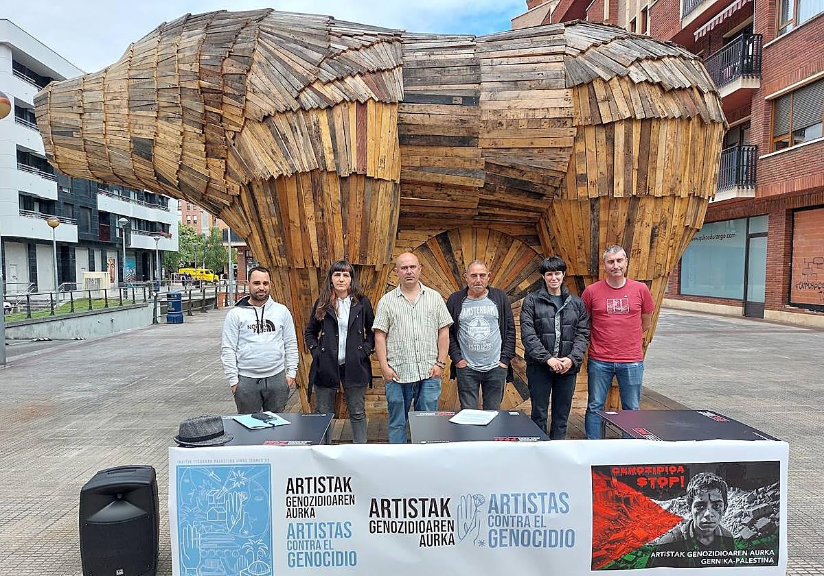 Los artistas de Durango, Aratz Azpiri y Amaia del Amo; el miembro de la asociación de ilustradores, Kike Infame; miembro de 'Gernika Palestina', Ibon Meñika ; la artistas de la asociación de ilustradores Euskal Irudigileak, Usue Egia, y el presidente de Eskuahaldunak, Guillermo Olmo.