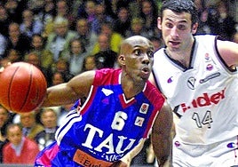 Bennett rebasa a Rigaudeau durante uno de los cinco partidos en la Euroliga de la escisión.