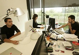 Jóvenes trabajando en un centro tecnológico.