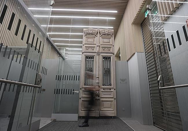 La puerta original se mantiene como «elemento arqueológico» en el hall de entrada.