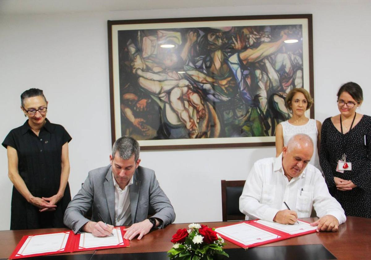 Arkaitz Rodríguez, junto a Elena Beloki, en el momento de la firma.