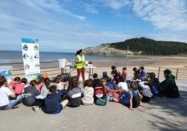 Varios estudiantes participan en las charlas sobre el cuidado del mar en Plentzia.