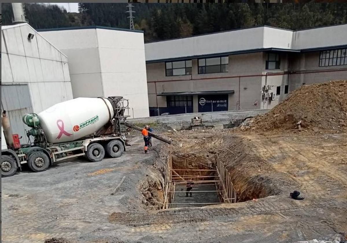 El Ayuntamiento de Llodio paralizó las obras de la gasolinera de Areta a finales de marzo.