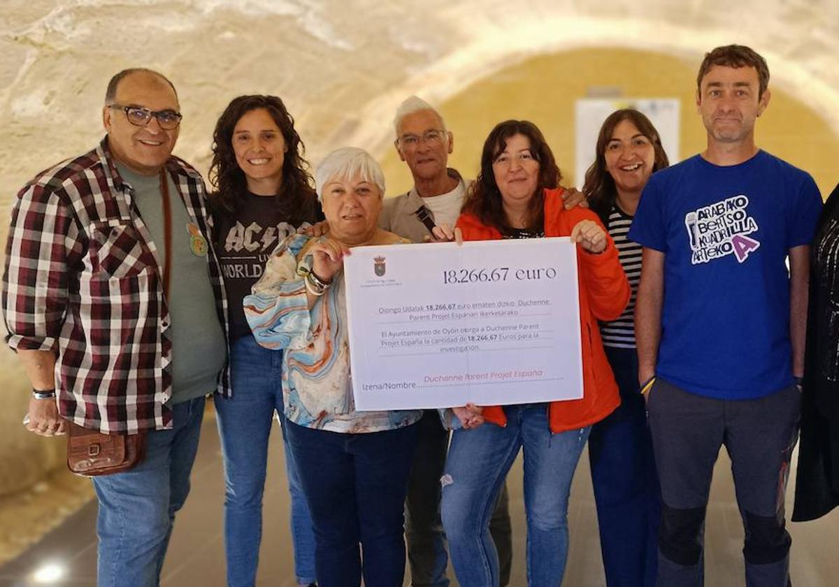 Los miembros de la Corporación han entregado el cheque a la asociación Duchenne Parent Proyect.