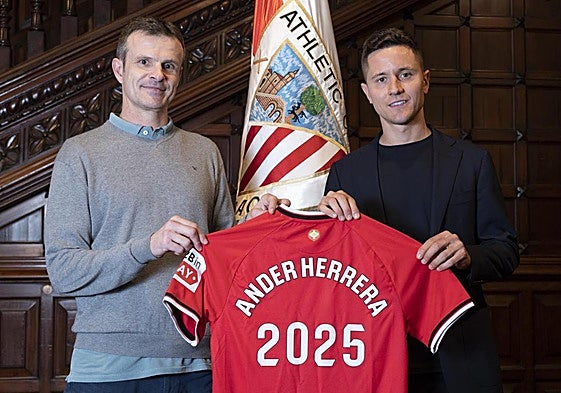 Ander Herrera y el presidente del Athletic, Jon Uriarte.
