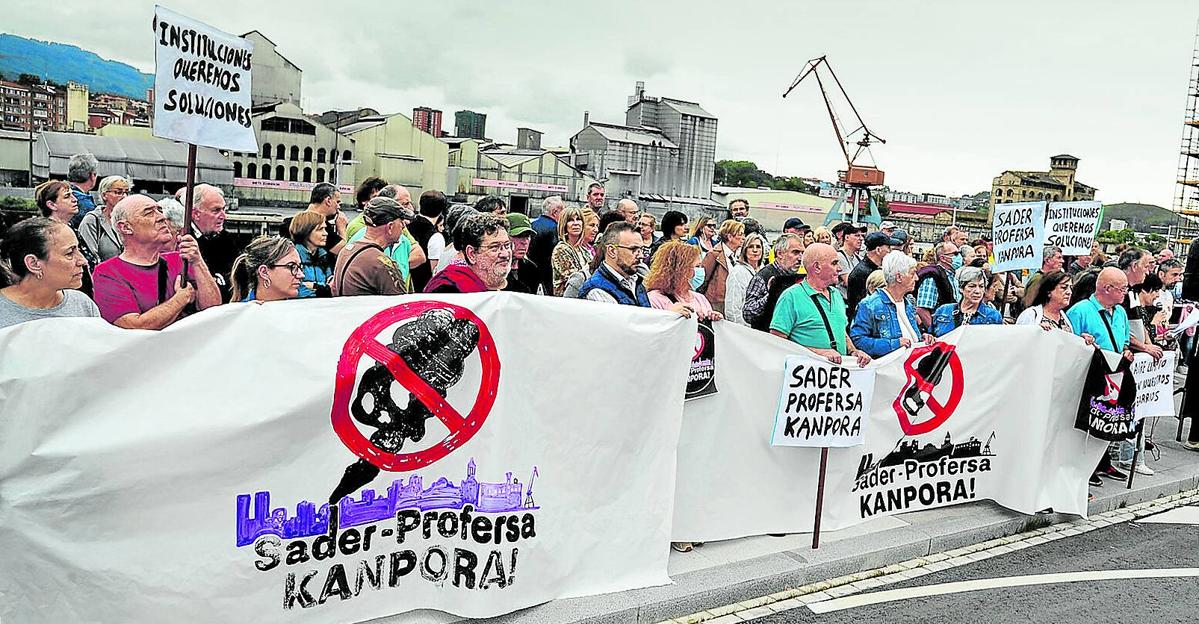 Colectivos vecinales y sociales exigen el traslado de las industrias de Agaleus, al fondo de la fotografía, en la manifestación de la semana pasada.