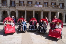 Usuarios de los triciclos durante la presentación de los vehículos.