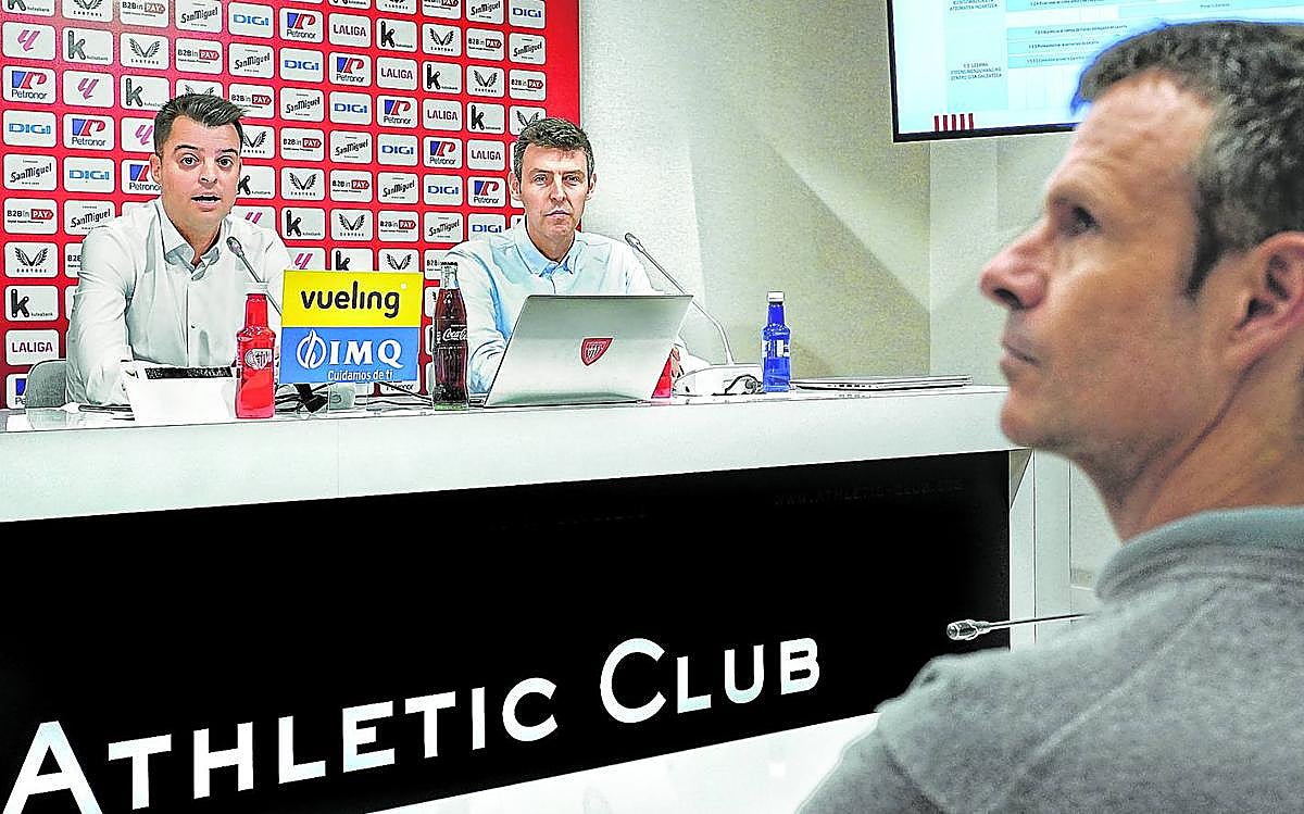 El presidente del Athletic, Jon Uriarte, sigue con atención las explicaciones del director de fútbol del club, Mikel González, y el director de Lezama, Sergio Navarro.