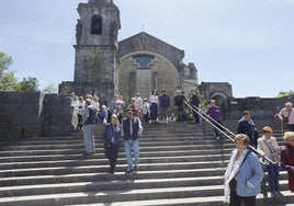 Muchos visitantes se acercaron al santuario de Urkiola (Abadiño)