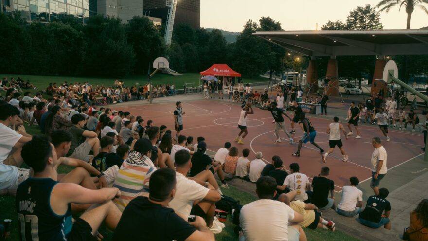 Numeroso público acudió a la primera edición del encuentro de basket celebrado junto al Euskalduna.