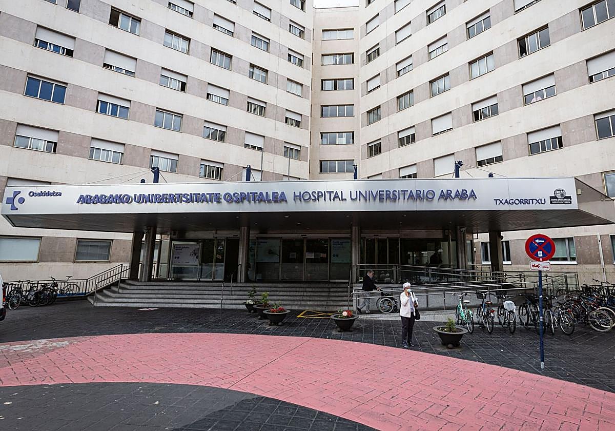 Acceso principal al HUA Txagorritxu, en Vitoria.