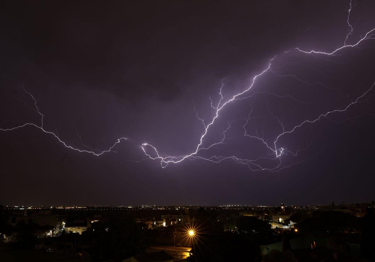 La Aemet advierte de fuertes tormentas este fin de semana: estas serán las zonas afectadas