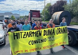 Movilización de los trabajadores de la siderúrgica en Sestao, durante la que han cortado el tráfico.