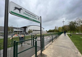 Imagen del parque canino junto al polideportivo de Lasesarre.