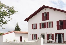 Una madre y su hija convierten una granja en una casa rural con encanto en el País Vasco francés.