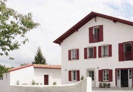 Una madre y su hija convierten una granja en una casa rural con encanto en el País Vasco francés.