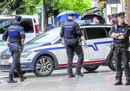 Una patrulla de la Ertzaintza en Vitoria en una intervención anterior.