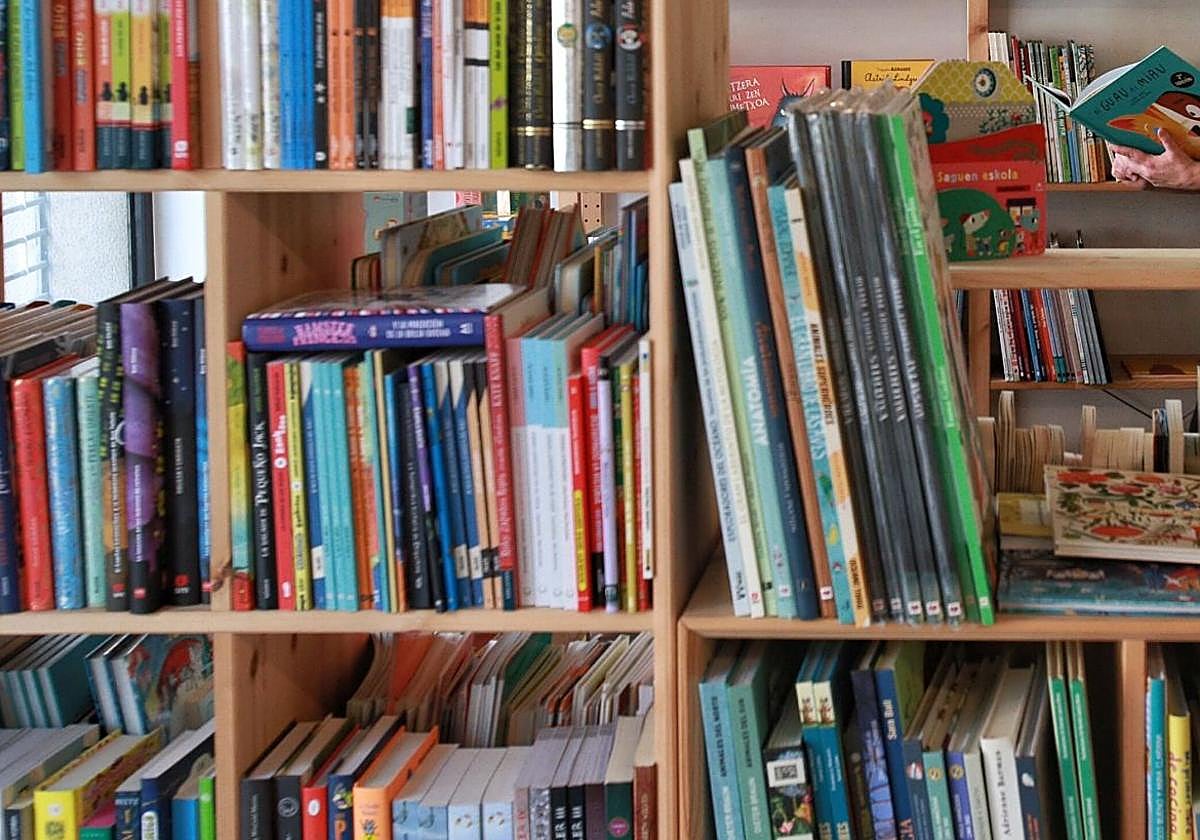 La librería Mara-Mara es uno de los comercios que tendrá un estante con 'lecturas veraniegas' en el estudio de tatuajes No Limits.