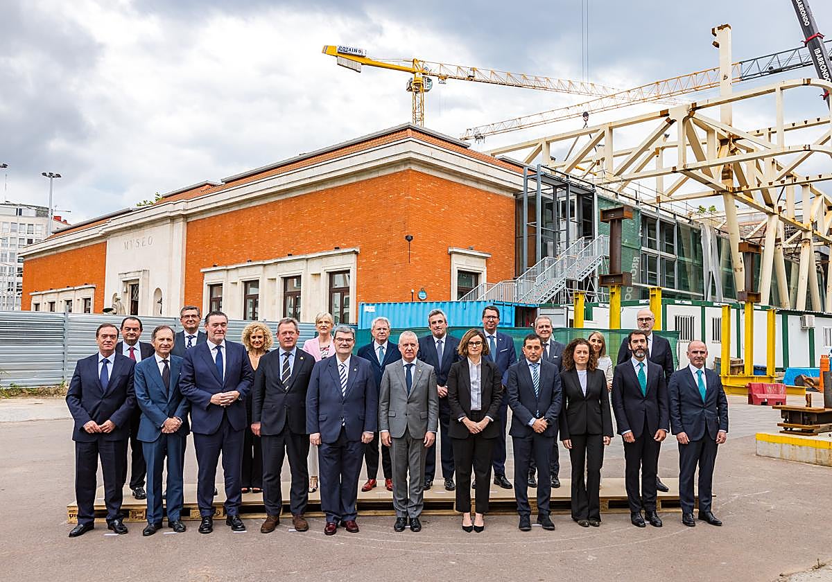 Los miembros del Patronato posan este viernes junto a las obras del museo.