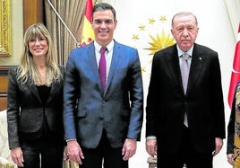 Pedro Sánchez junto al presidente de Turquía, Recep Tayyip Erdogan, y las esposas de ambos, ayer en La Moncloa.